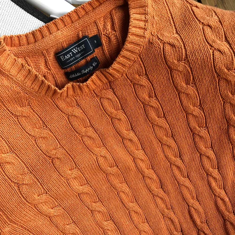 Orange kabelstickad tröja, passar perfekt till hösten! Storlek M. I begagnat men ändå fint skick🥰 frakt 60kr💕. Tröjor & Koftor.