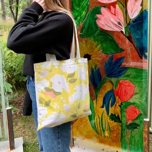 Tygkasse - Tygkassarna finns i 8 olika tryck. Gratis frakt i hela landet. 1 för 149kr. 2 för 249kr. 3 för 299kr. Har dragkedja och ett innerfack med dragkedja. Skicka ett meddelande för att köpa. Betalning sker via swish. @tygkassen på instagram❤️🧡💛💚💙💜