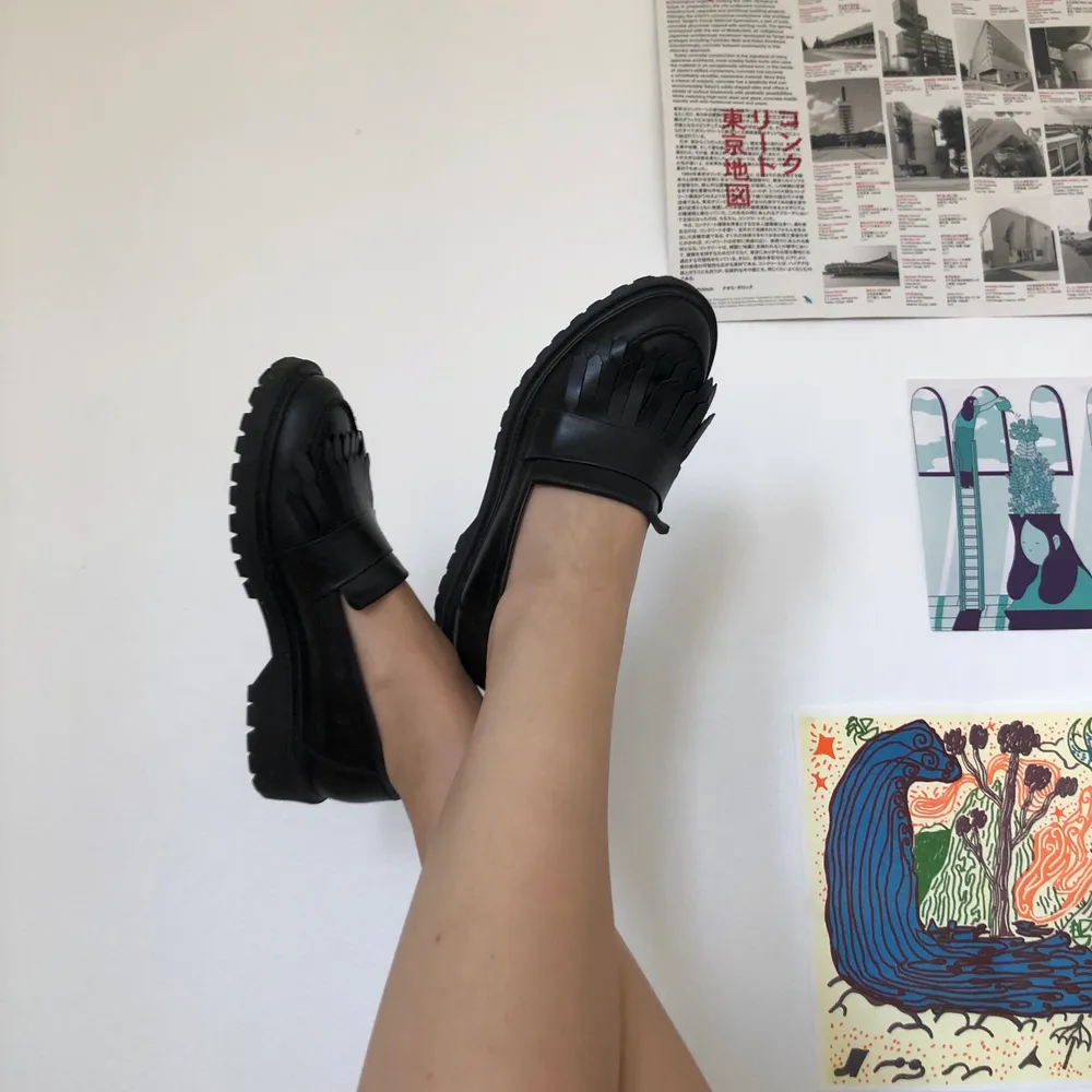 Loafers med fransdetalj från & Other Stories. Otroligt anvöndbara och slittåliga! | Storlek: 40 men skulle säga att de är åt det större håller | Marerial: Läder | Skick: Gott, använda ca 10 gånger. Kan ej hitta märken i lädret. Skor.