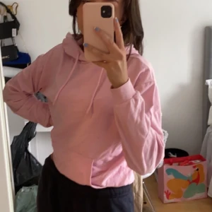 Rosa hoodie - Mysig pastellrosa hoodie, nästan aldrig använd💞