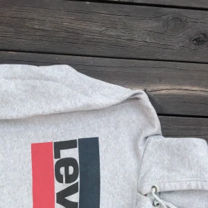 Levis tjocktröja - Tjocktröja från levis, bra skick