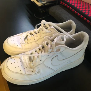 Nike air force 1 46 - Säljer dessa jättefina Nike air force 1. Som man ser på sista bilden är den en liten defekt på dom men annars i väldigt bra skick!!