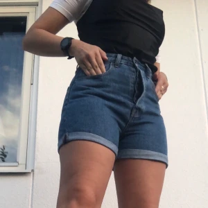 Mom shorts - Verkligen s v i n s n y g g a mom shorts!! Säljer pga dom är för små och kan inte lämna tillbaka 😢. Endast testade. Möts upp i Skåne eller fraktar ☀️