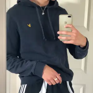 Assnygg och fräsch svart Lyle & Scott hoodie! Superfint skick 💓. Ett basic plagg alla behöver tbh 🙏🏻. Liten i storleken. Köpare står för frakt ✨.