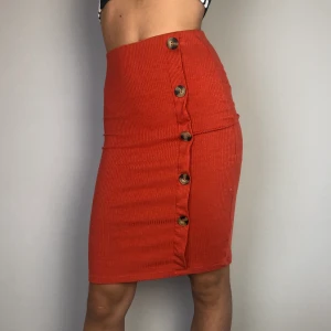 Korall röd kjol - Använd 1 gång, buda i kommentarerna eller medela mig:)