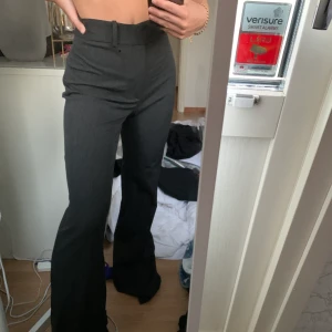 Gråa Kostymbyxor Zara - Super snygga gråa kostymbyxor i strl 36, aldrig använda med prislapp kvar då dem är för långa för mig som är 160 cm