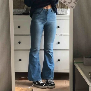  - Jeans från lee, köpta på carlings för 800kr. Tyvärr på gränsen för för små, gott skick. Sitter asbra🤩🤩🤪