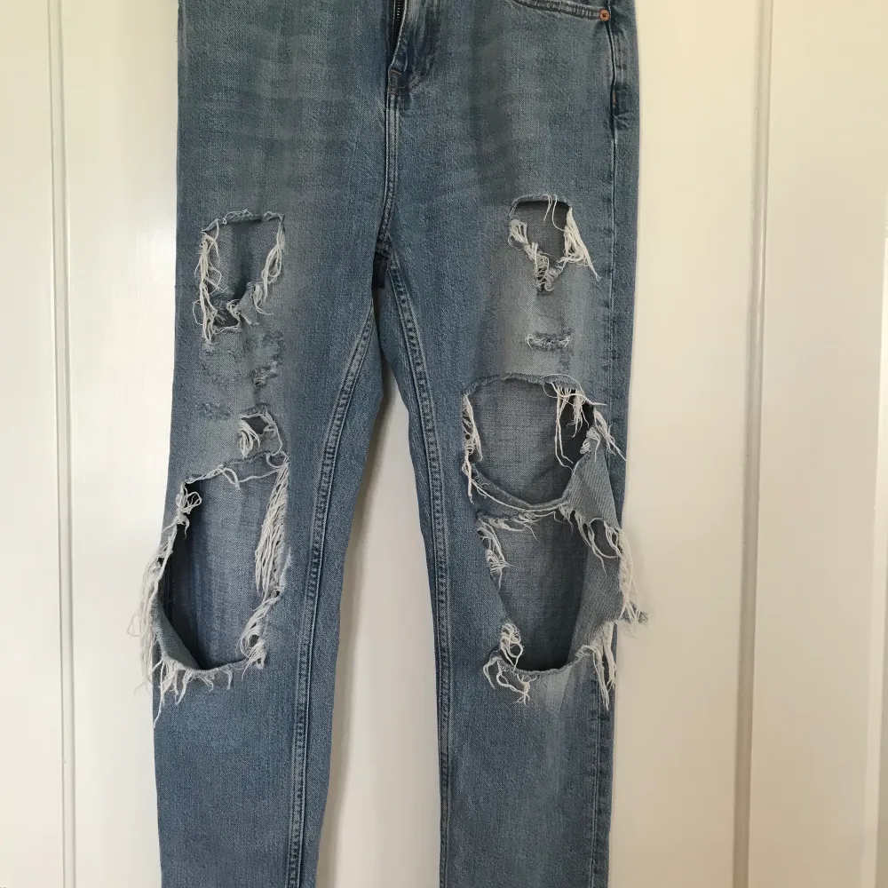 Snygga jeans med hål, buda! (Köparen står för frakten). Jeans & Byxor.