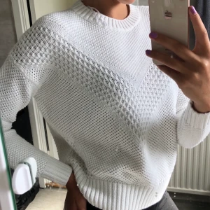 Vit stickad tröja  - Vit stickad tröja som tyvärr inte längre kommer till använding. Tröjan är köpt på hm och jag skulle själv säga att den är i ett bra skick då jag nästan inte använt den. Det är bara att skriva vid funderingar.