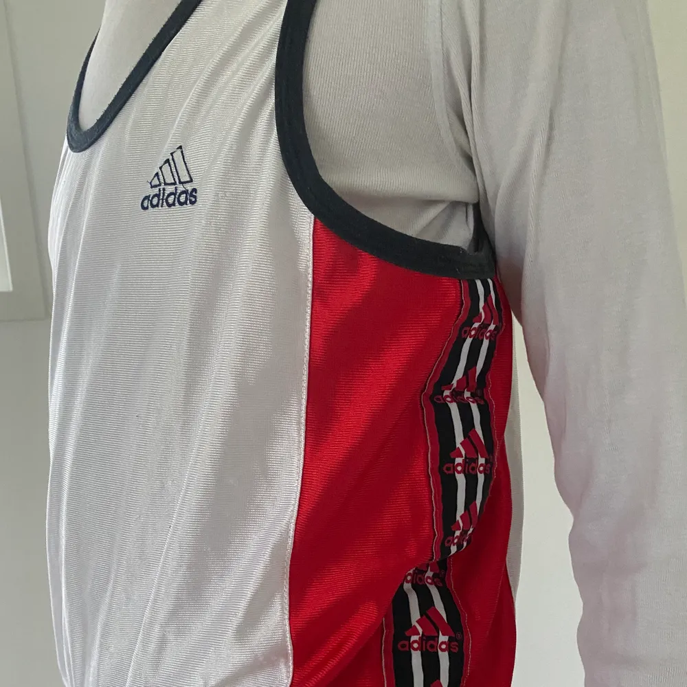 Retro Adidas linne med Adinas logo på sidorna längst midjan, köpt från humana! Fraktar för extra kostnad 🦋. Toppar.