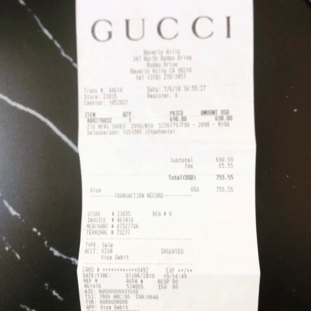 Gucci sneakers andvända 1 gång inomhus Inger fläck prick eller något på dem. Köpta i Los angels med kvitto låda dustbag precis allt .pris kan diskuteras vid snabb affär dom kostar i affär ca 8000kr. . Skor.