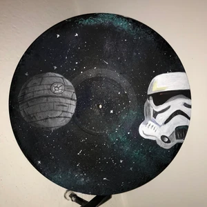 Lp/målning - Målade star wars motiv med akrylfärg på en LP-skiva. Jag tar emot beställningar och andra motiv om det önskas... målar både på Lp, Ep och canvasdukar! 30 cm från kant till kant.