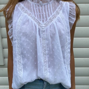 Zara Vit Blus - Säljer denna fina blus från Zara i storlek S då jag inte använder den så mycket längre. Om fler är intresserade så blir det budgivning. Pris: 180 kr💜