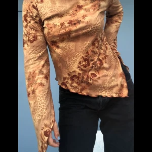 Unik tröja! - En unikt fin tröja med fina mönster! Frakt tillkommer annars möts jag upp i sthlm💗💗