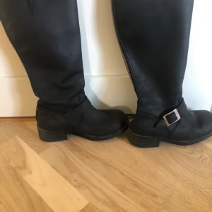 Höga svarta Johnny Bulls  - Säljer mina Johnny Bulls i storlek 37, dem passar även mig som har 38. Köpte dessa för 2 år sedan och använder endast den hösten, så det är inget fel på dem. Nypris är ca 2100kr och säljer för 500kr