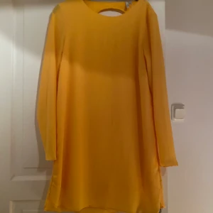 Nly trend storlek 38 - Gul klänning ifrån nly trend, bilderna på klänningen gör inte färgen rättvis! Aldrig använd prislapp kvar