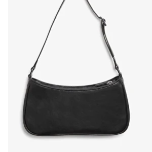 Svart baguetteväska - (Lånade bilder) Säljer min jättefina baugetteväska från monki, då den tyvärr inte kommer till användning. Den är i nytt skick. Säljer den för 120 kr men kom gärna med bud. Frakt tillkommer💕💕 Högsta bud: 185 