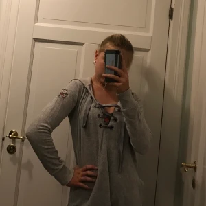 Odd Molly lång hoodie - Säljer denna jättesnygga långa hoodien från Odd Molly som aldrig har används. Storlek xs och inköpt för 1800kr. Hör av er om ni är interesserade, pris kan disskuteras😊