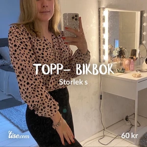 Topp- BikBok - Topp/ blus ifrån BikBok💕 Storlek s Jättefint skick Köparen betalar frakt🕊
