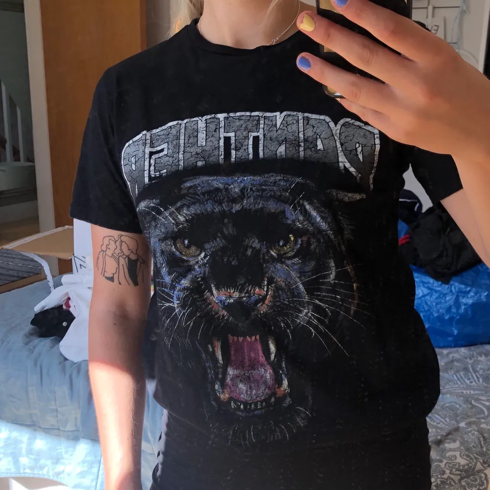 T-shirt med panther tryck från Nly trend. Använd två gånger är som nyskick pga inte riktigt min stil. Storlek S. Spårbar frakt: 63kr. Icke spårbar: 22kr. 💗. T-shirts.