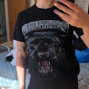 Nly trend  - T-shirt med panther tryck från Nly trend. Använd två gånger är som nyskick pga inte riktigt min stil. Storlek S. Spårbar frakt: 63kr. Icke spårbar: 22kr. 💗