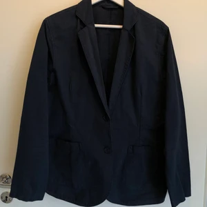 A day’s march blazer - Marinblå blazer i twill material. Aldrig använd. Storlek Medium - Custom fit.