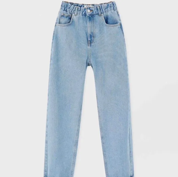 Säljer mina par Mom Jeans ifrån Pull&Bear i storlek 40. Tyvärr blivit för stora på mig men sitter supersnyggt och supersköna. Kan ta fler bilder om så önskas! Frakt ej inkluderat. . Jeans & Byxor.