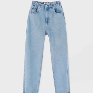 Mom Jeans - Säljer mina par Mom Jeans ifrån Pull&Bear i storlek 40. Tyvärr blivit för stora på mig men sitter supersnyggt och supersköna. Kan ta fler bilder om så önskas! Frakt ej inkluderat. 