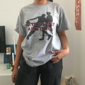 Najs vintage tee - Snygg vintage tee köpt på beyond retro! Knappt använd så i fint skick! Köparen står för frakten (ca 50kr) eller möts upp i Stockholmsområdet❤️