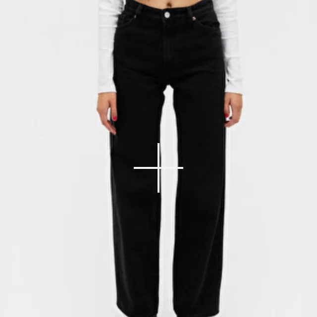 Säljer även dessa ifrån Yoko jeans ifrån Monki, storlek 29 passar S-L beroende hur du vill ha dom ✨. Jeans & Byxor.