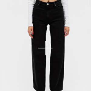 Säljer även dessa ifrån Yoko jeans ifrån Monki, storlek 29 passar S-L beroende hur du vill ha dom ✨