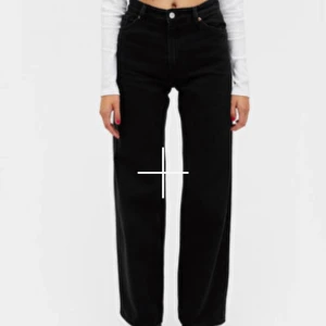Yoko jeans  - Säljer även dessa ifrån Yoko jeans ifrån Monki, storlek 29 passar S-L beroende hur du vill ha dom ✨