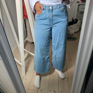 Ett par ljusblåa utsvängda jeans från zara i storlek 42. Aldrig använda då storleken är fel på mig. Köparen står för frakten
