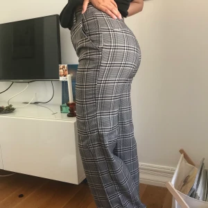 Rutiga byxor! - Snygga rutiga byxor köpta på h&m för 2 år sedan! Använda ett fåtal gånger så i bra skick! Köparen står för frakten (ca 50kr)❤️