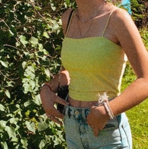 Neon gult linne från Ginatricot  - Säljer ett fint neon gult ginatricot linne. (Endast provad). Orginalpris 99 kronor. 💖Storlek S men passar även bra som xs. Skriv om ni skulle vilja ge ett annat pris 💖