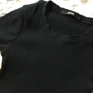 Svart t shirt - Svart t shirt i strl XS. ✨Aldrig använd✨buda gärna i kommentarerna 