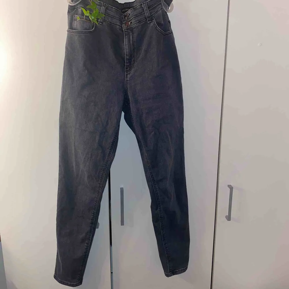 Gråa jeans som jag köpte utomlands, använt 1-2 gånger. Pris kan diskuteras men frakt står köparen för✨. Jeans & Byxor.