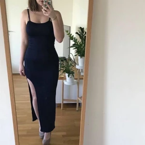 Marinblå klänning från Rebecca Stella - SÅ himla tjusig och helt oanvänd klänning med slits från Rebecca Stella som jag tyvärr aldrig fått tillfälle att använda. Storlek står inte men jag gissar XS.