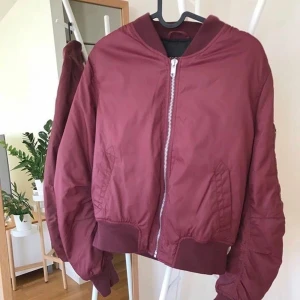 Vinröd bomberjacka  - Vinröd bomberjacka från Rut&Circle i storlek 34 (passar XS-S skulle jag säga), endast använd några få gånger.