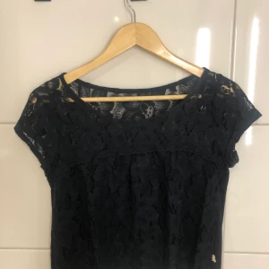 Hollister spets - Marinblå spets-topp från Hollister! Supergullig och fint skick. Storlek S, men passar även XS.