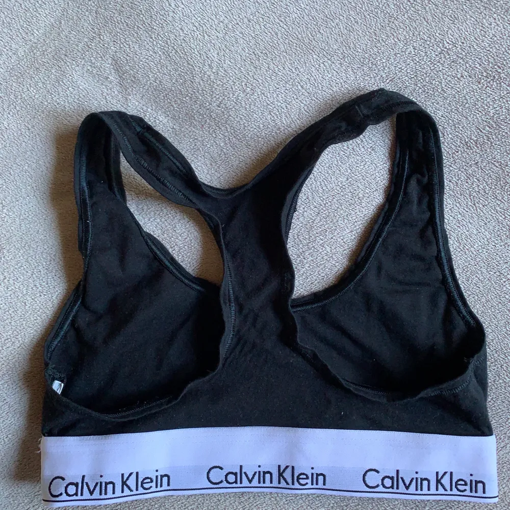 Snygg Calvin Klein topp i storlek XS!! Säljer då den har blivit för liten. Har klippt bort lappen. Köparen står för frakten på 11kr. Toppar.