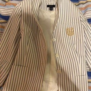 Gant Kavaj  - En jätte fin kavaj / blazer Helt oanvänd!! Säljer pågrund av att den är för liten för mig tyvär! 