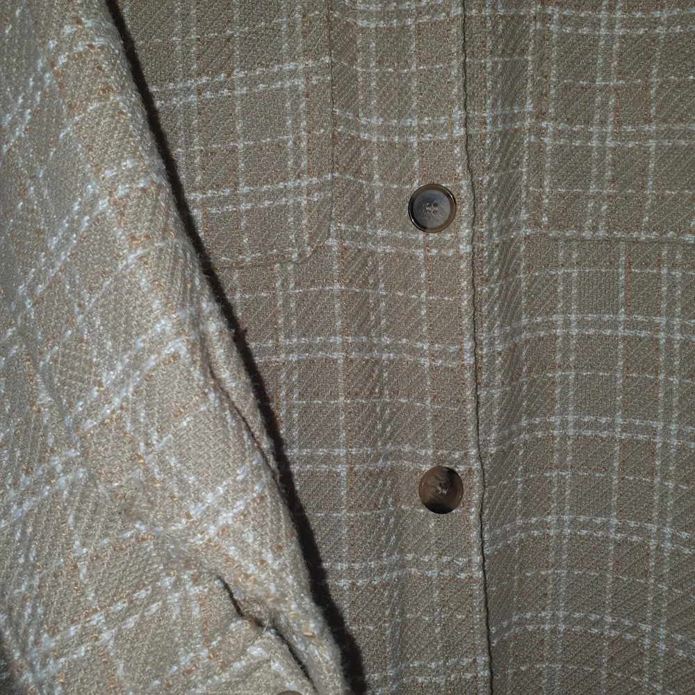 En overshirt/jacka från H&M i storlek M-L. Den sitter mycket oversized på mig som är M. Den är använd en gång och är i superskick och passar sensommar/höst.🍁 kostade 300 :- när jag köpte den. . Skjortor.