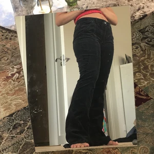 90-tals byxor - Svarta sammetsbyxor med låg midja, skitsnygga 90-talsbyxor men är för små för mig