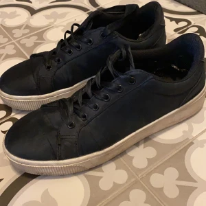 Sneakers  - Svarta sneakers, bekväma.