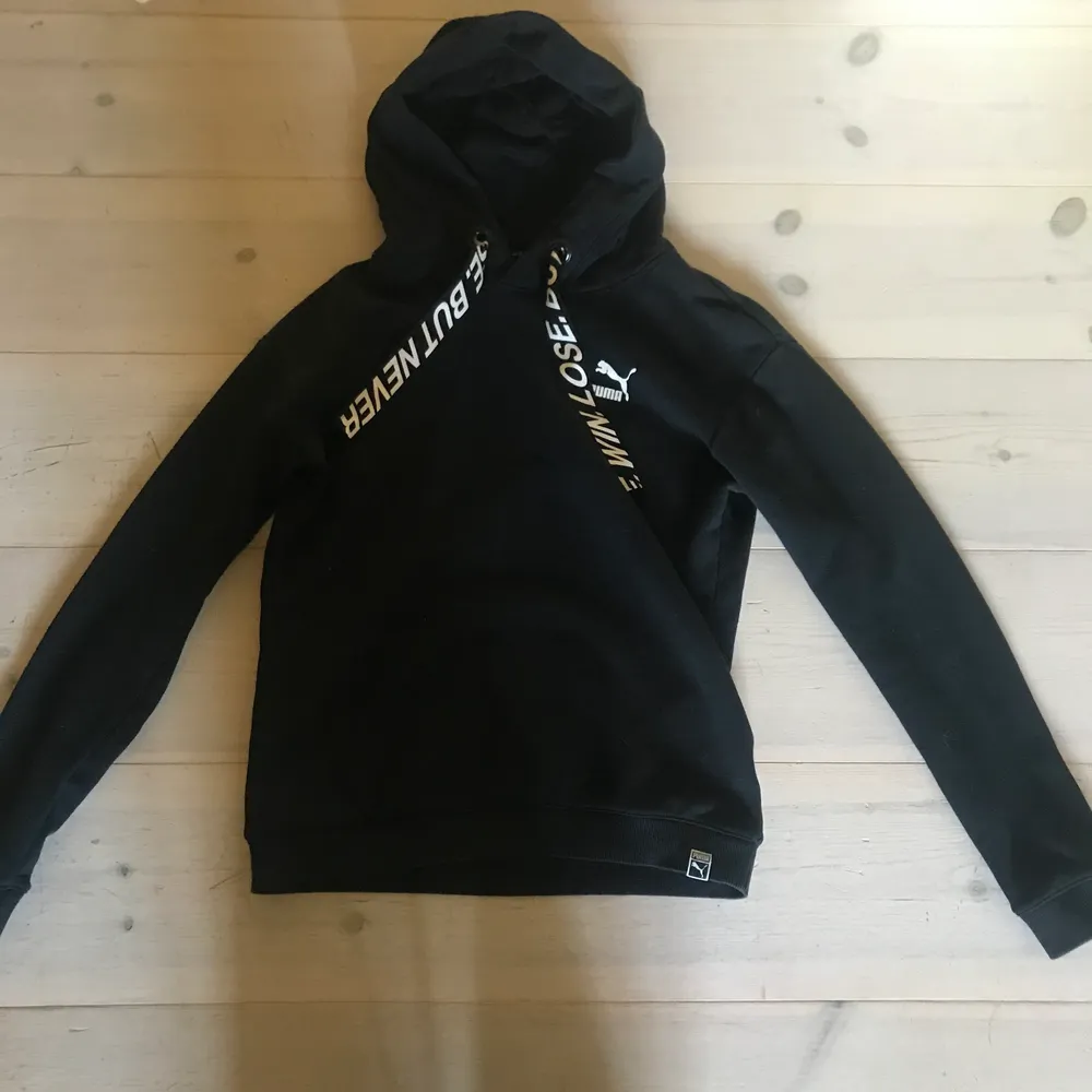 Hoodie från Puma i strl S. Den är använd men i fint skick. 150kr + frakt🥰. Hoodies.