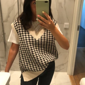 Väst från zara  - Säljer denna fina väst från zara, storlek S men overzised så passar även M och L beroende på hur man vill att den sitter. Prislappen är kvar då jag aldrig har använt den. Frakt tillkommer💗