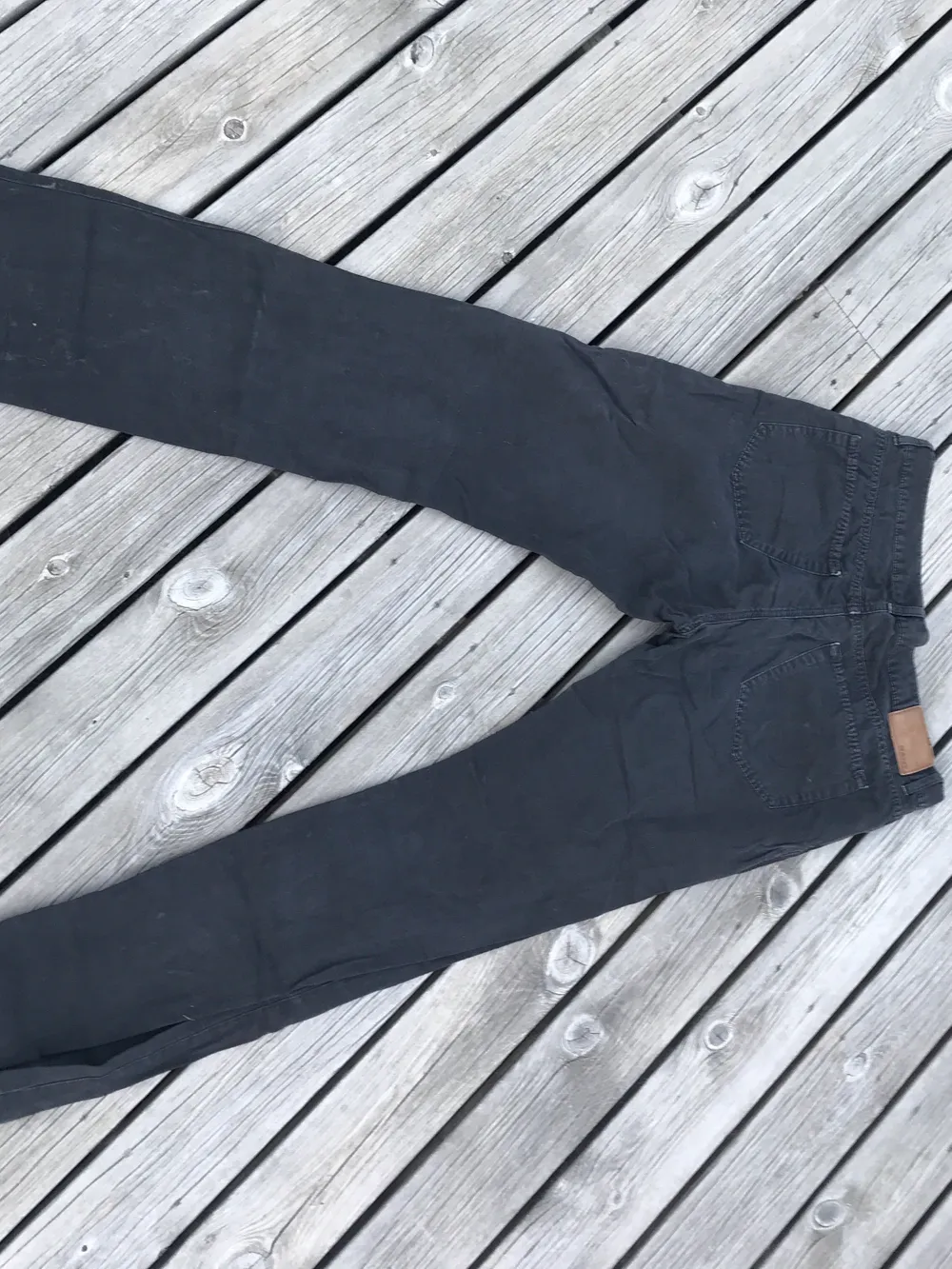 Svarta GANT byxor med en straight leg/bootcut fit. Använt mycket. Bra skick. Frakt 40 kr. Jeans & Byxor.