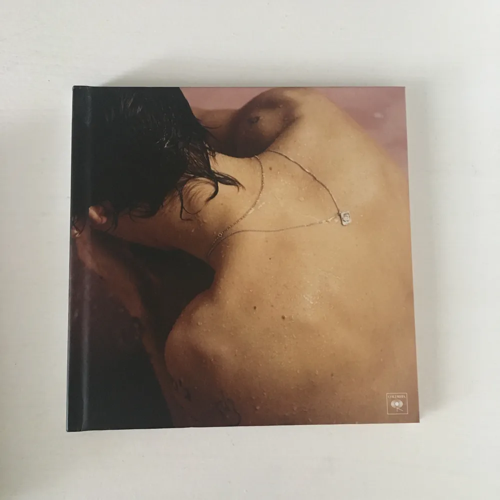 HS1 album köpt vid release 2017. Har aldrig spelat CD:n. Fint skick med en inbyggd fotobok i albumet. Mötet upp i Sthlm och bjuder på en fin kvalité poster vid smidigt köp. . Övrigt.