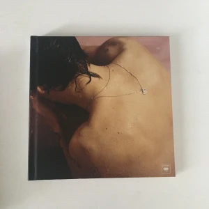 Harry Styles - Harry Styles album 💗 - HS1 album köpt vid release 2017. Har aldrig spelat CD:n. Fint skick med en inbyggd fotobok i albumet. Mötet upp i Sthlm och bjuder på en fin kvalité poster vid smidigt köp. 